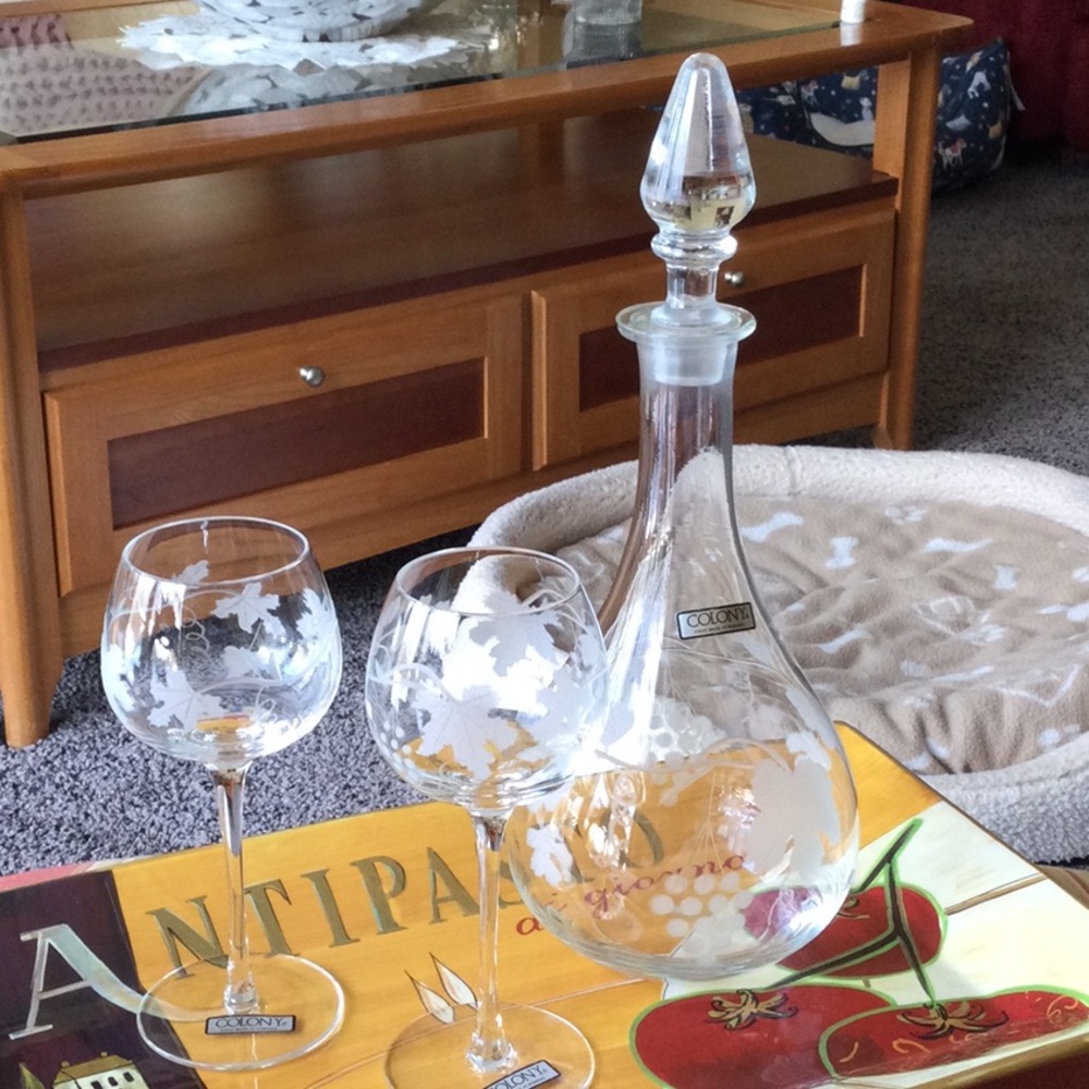 Vintage Colony Wine Decanter and 6 Glasses
